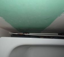 L'espace entre la baignoire et le mur