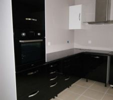 Il manque les plinthes en blanc puis entre le plaque induction et le lave vaisselle un autre point de fixation. puis le carrelage mural tout au long du plan de travail.