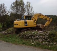 Enfin, premier engin sur le terrain ça va commencer! Comme tout le monde je pense, on a prévu d'y passer tous les soirs pour voir l'avancement des travaux...Ça y est ça devient concret.