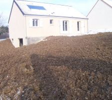 Autre photo; pourquoi voit on la différences entre les parpains est béton ? est ce un manque de crépi ou terre?a voir est a suivre.