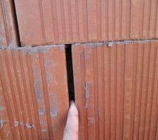 Espace Brique
L'expression "avoir le compas dans l'oeil" prend tout son sens si je me dis que le ma&ccedil;on avait vraiment le compas dans son oeil au moment de la pause!