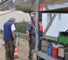 Pose des dalles et descentes en alu gris anthracite.