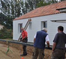 Pose des dalles et descentes en alu gris anthracite.