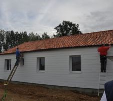 Pose des dalles et descentes en alu gris anthracite.