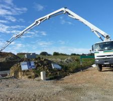 Pompe beton avec toupie pour coullage de la dalle du sous-sol