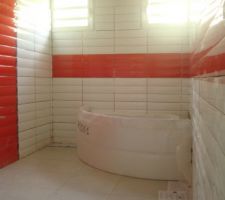 Salle de bain 2 sur le plan avec baignoire d'angle au lieu de baignoire droite