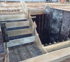 Naissance de l'escalier du garage vers le rez-de-chauss&eacute;e