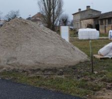 Le tas de sable et le ciment posé a coté de la route ils ont pas peur