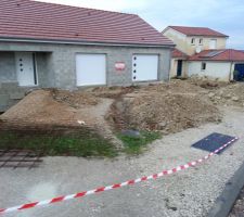 La devanture de la maison ressemble à un champ de mine avec de belles tranchées.... je suis paré en cas de guerre.