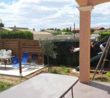 Dans le jardin nous sommes « presque invisible », sur la terrasse aussi en étant assis, on mettra surement des grands pots et plantes