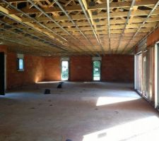 Pose des rails quasi finis, on distingue les diff&eacute;rences de hauteur du plafond.