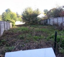 Le terrain vu du trottoir