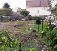 Pose des poteaux pour le futur grillage