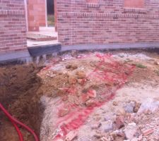 La tranché n'est pas faite au bonne endroit à refaire (parti rouge) 
tranché pour raccordement électrique, eau, téléphone...