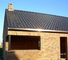 Fenêtre en angle et cheminée achevées