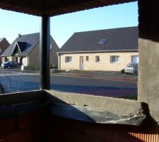 Fenêtre en angle, vue intérieure du cimentage et talon pour la pose de la menuiserie