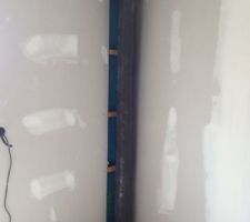 Encore un tuyau surprise, dans la chambre cette fois. C'est pour la VMC,et apparemment il n'y avait pas moyen de faire autrement.