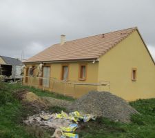 Enduis en court à l'arrière de la maison
Jaune ocre et Doré chaud
Les couleurs seront définitives entre 10 et 50 jours..