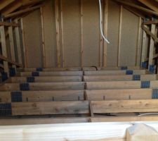 Une photo des combles. Première fois que je peux les voir, maintenant qu'il y a l'escalier ! Surprise, il n'y a pas encore de plancher.