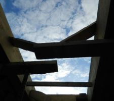 L'emplacement o&ugrave; se trouvera l'escalier. C'est rigolo de voir le ciel pour le moment :)