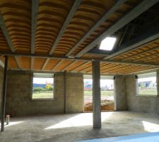 Une autre construction à côté de la notre. Le matériel utilisé pour le plancher de l'étage m'intrigue.