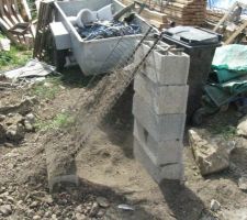 Tamis maison pour mettre une terre sans cailloux autour des tuyau la fosse