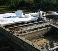 Début de la montée des ourdis. A noter la présence d'une poutre en bois sous la dalle (posée sur des cales). Apparemment, ça empêche le plancher de ce courber avant de couler la dalle.