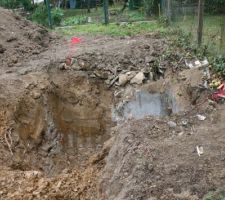 Le tour de l'ancienne cuve à eau qui empiète sur les fondations de la maison