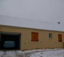 Vue de la maison sous la neige de janvier