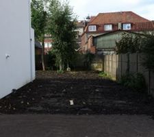 Le parking après avec la couche de ternaire, il ne reste plus que les cailloux blancs à mettre...