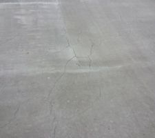 Dalle coulée un jour ou il a fait très lourd. Résultat dalle toute fissurée le long des poutrelles car ils ne sont pas restés arroser.