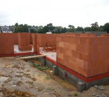 En rouge le traitement anti-termites
Les parpaings posés sur la semelle permettront d'y reposer la future terrasse.