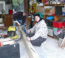 Mon fils en premier plan, ébéniste de profession donne un coup de main à la taille de ferme.
