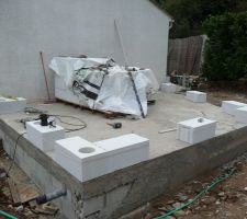 La pose à blanc des premiers blocs.
