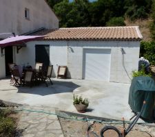 Voila! l'extension et la terrasse.le challenge est réussi faire coïncider parfaitement les deux bâtiments, début des vacances OUAIS!!!!