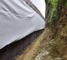 Géotextile pour entourer le drain   les cailloux en 20/40.