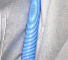 Drain routier (bleu ; percé sur le dessus ; plat et plein en dessous)