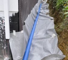 Géotextile pour entourer le drain   les cailloux en 20/40. Pose de scotch pour maintenir en place le géotextile pendant que les cailloux sont déversés.