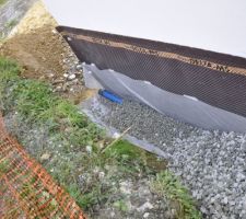 Géotextile pour entourer le drain   les cailloux en 20/40 ... à la pelle !