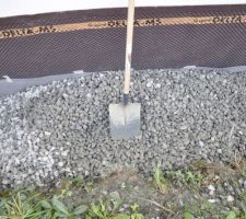 Géotextile pour entourer le drain   les cailloux en 20/40 ... à la pelle !