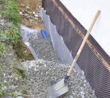 Géotextile pour entourer le drain   les cailloux en 20/40 ... à la pelle !