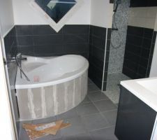 Réalisation du tablier à carreler de la baignoire