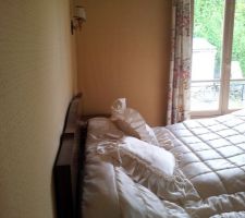 Chambre du rdc à l origine avec sa toile tendue sur les murs