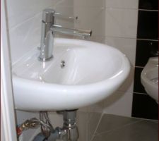 Lave mains dans le toilette