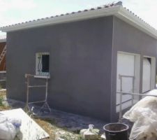 Garage en gris fumé tout comme le dessous de la terrasse