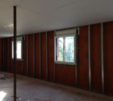Plafond et installation des rails périphériques.