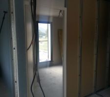 Les cloisons des chambres, on tente le ba 13 phonique entre chambres, chambres/sdb