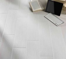 Pour la salle de bain, nous avons pris : BERGEN ABETO en 15x60cm chez ROGER CARRELAGE Rue de Joie 45000 Orléans Tel : 02.38.88.73.14 ? Fax : 02.38.43.33.77 orleans@roger-carrelage.com