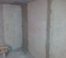 Enduit du mur de la cave terminé.