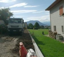 Photo du mur a droite du  chemin d'acc&eacute;s. ( mur qui aurait du etre plus haut)